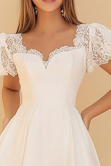 A Line Robe courte de graduation en dentelle blanche à manches courtes